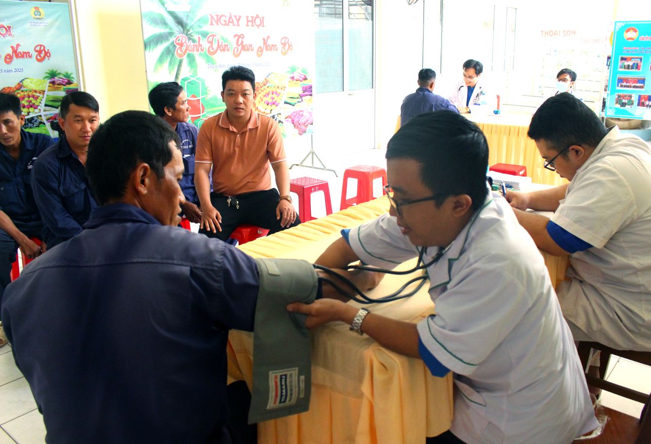 Đo huyết áp cho đoàn viên, công nhân, lao động trước khi tiến hành thăm khám. Ảnh: Thanh Mai