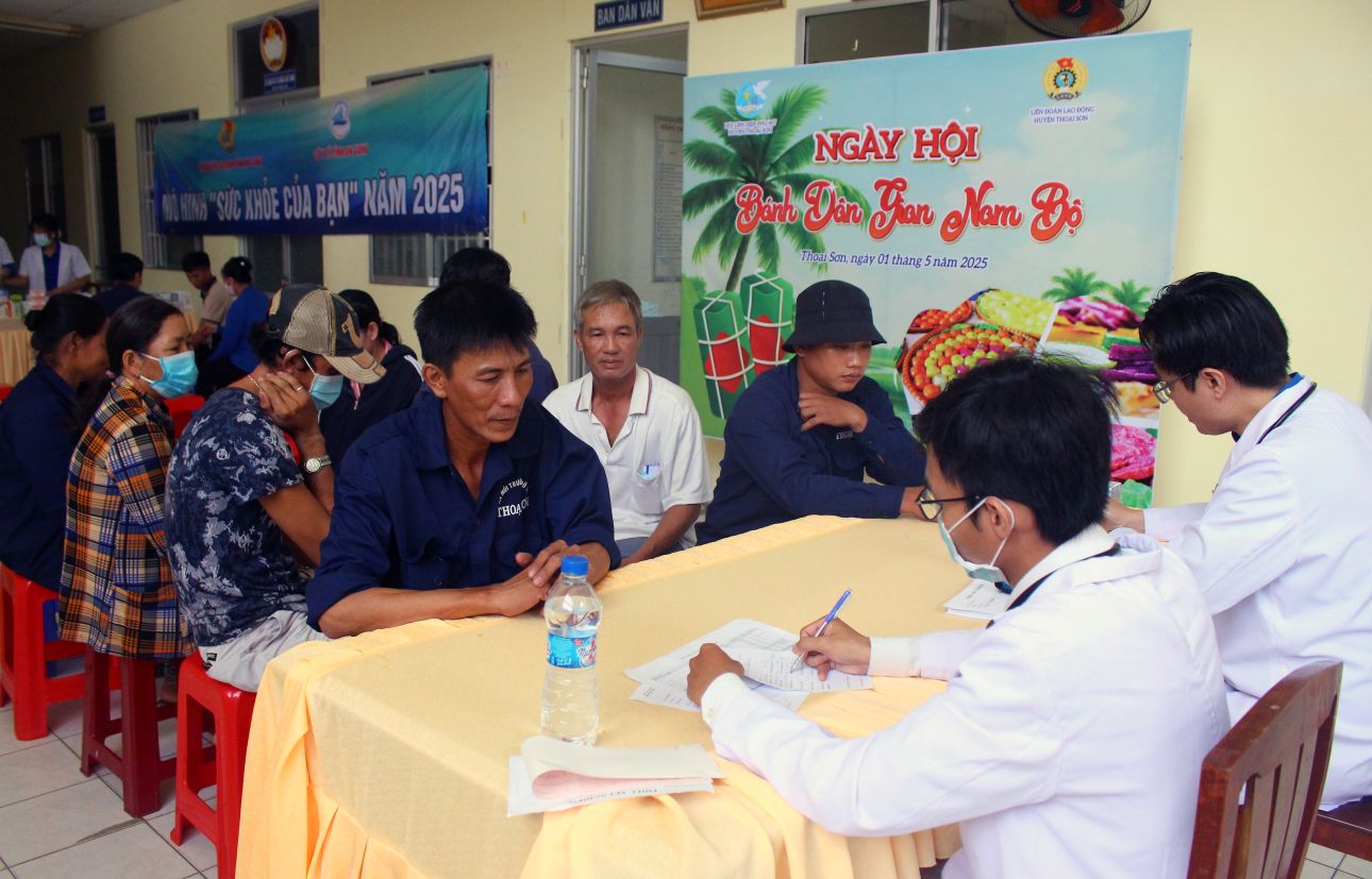 Tư vấn, kê toa thuốc. Ảnh: Thanh Mai