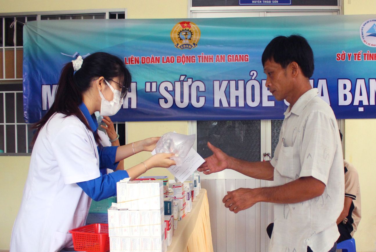 Ân cần hướng dẫn đoàn viên, công nhân, lao động sử dụng các loại thuốc điều trị bệnh thông thường. Ảnh: Thanh Mai