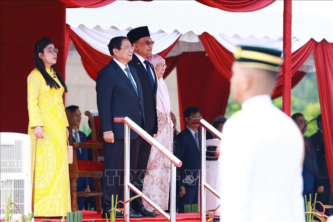 Malaysian Prime Minister Anwar Ibrahim and his wife presided over the welcoming ceremony for Politburo member and Prime Minister Pham Minh Chinh and his wife on an official visit to Malaysia. Photo: VNA