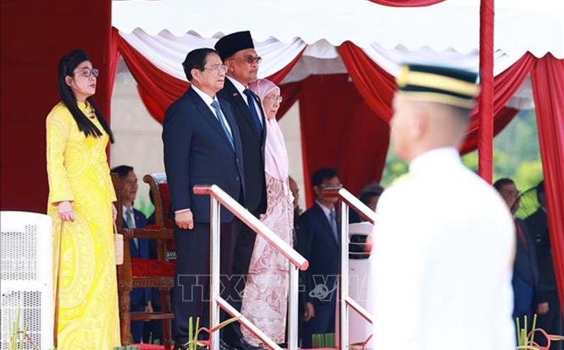 Malaysian Prime Minister Anwar Ibrahim and his wife presided over the welcoming ceremony for Politburo member and Prime Minister Pham Minh Chinh and his wife on an official visit to Malaysia. Photo: VNA