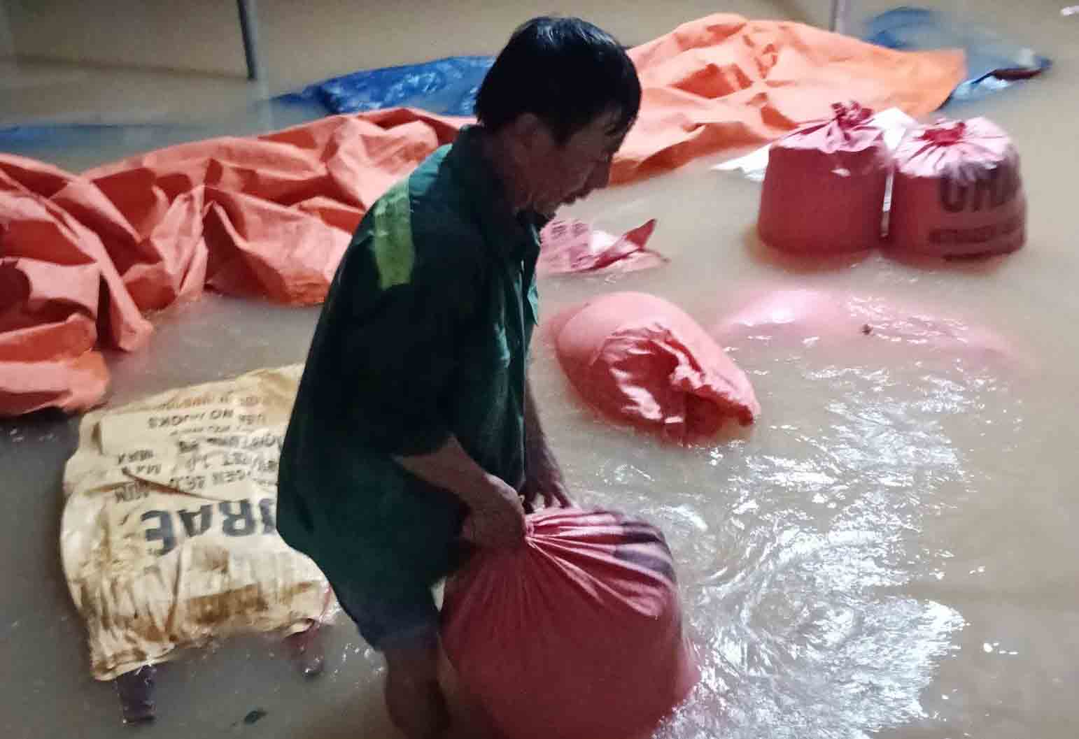 Nguoi dan kho so voi lua uot. Anh: Binh Tuan.