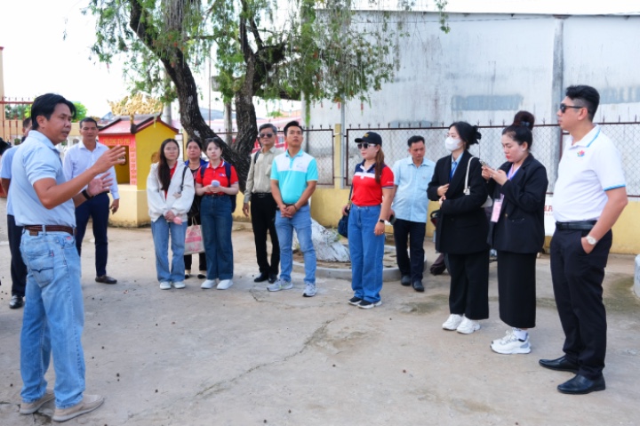 Du khach lang nghe anh Trung (bia trai) gioi thieu ve Dinh than Phung Hiep. Anh: Han Lam