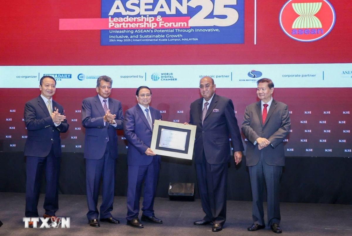 The President of the Asia-Pacific Strategy Research Institute presented the 2025 Outstanding ASEAN Leadership Award to Politburo member and Prime Minister Pham Minh Chinh. Photo: VNA