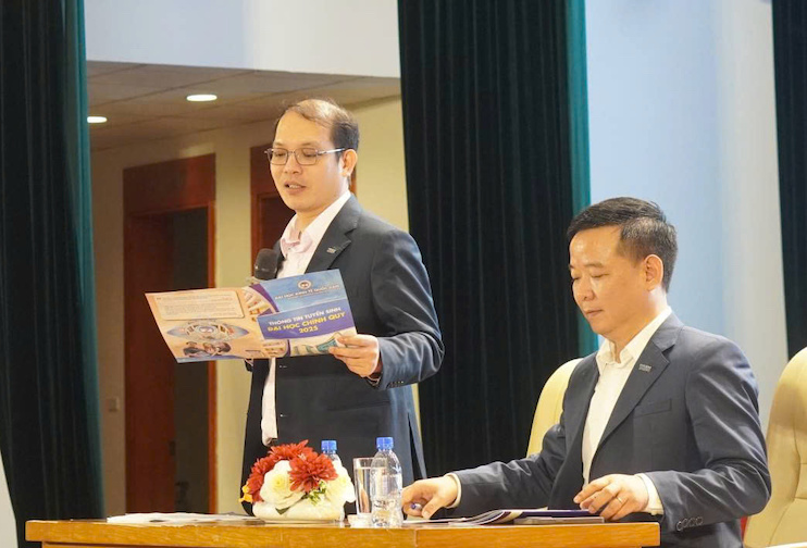 TS Lê Đức Anh và PGS.TS Bùi Huy Nhượng giải đáp thắc mắc về việc quy đổi điểm tương đương. Ảnh: Văn Cương  