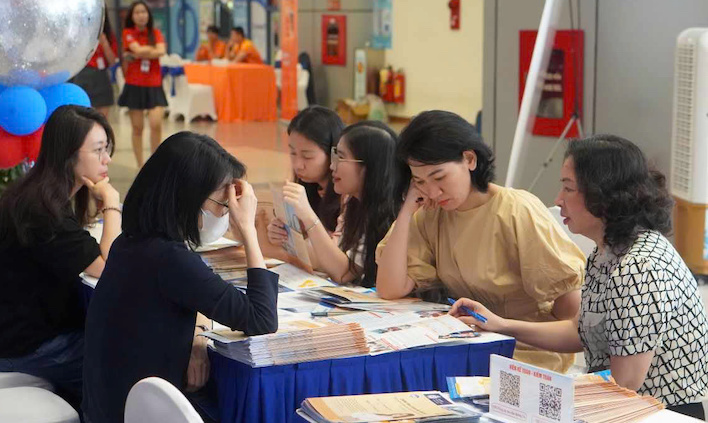 Phụ huynh, học sinh trao đổi về những băn khoăn trong xét tuyển đại học tại Ngày hội. Ảnh: Văn Cương