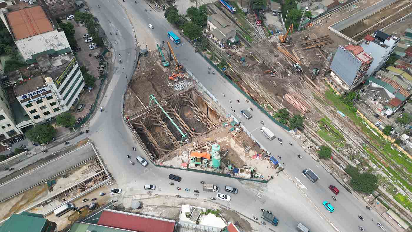 Hiện nhà thầu đang tập trung nhân lực thi công hạng mục hầm chui đi dưới đường sắt. Ảnh: Hữu Chánh 