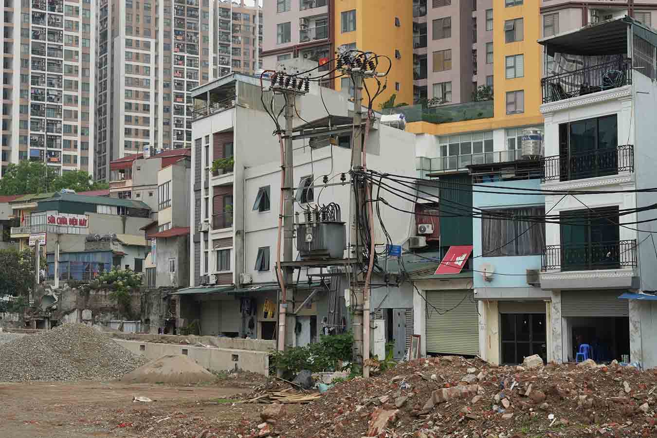 Tuy nhiên, hầm phía Kim Đồng hiện vẫn còn 1 trạm biến áp chưa được di dời. Ảnh: Hữu Chánh 