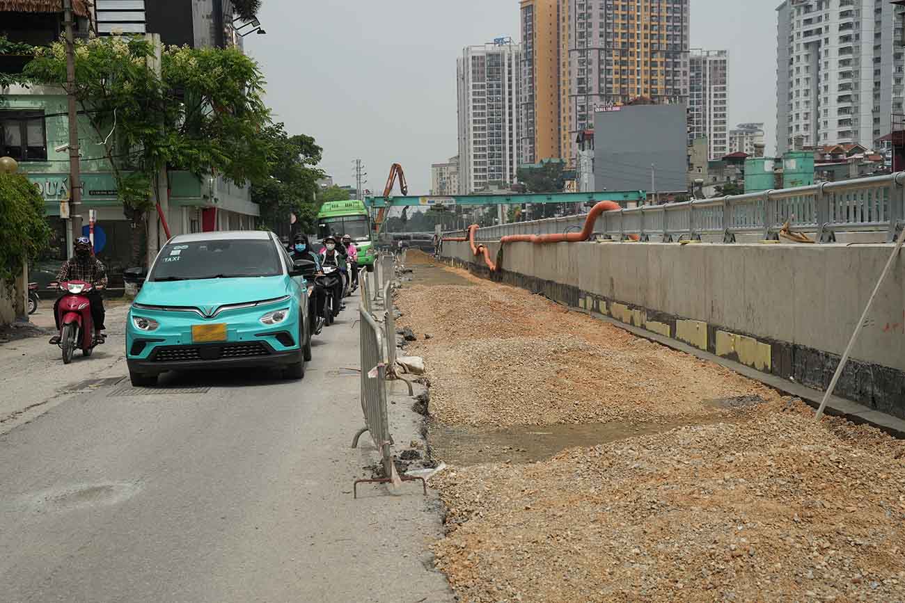 Một phần lòng được phố Kim Đồng đang được hoàn trả sau thời gian nhà thầu rào chắn để phục vụ thi công. Ảnh: Hữu Chánh 