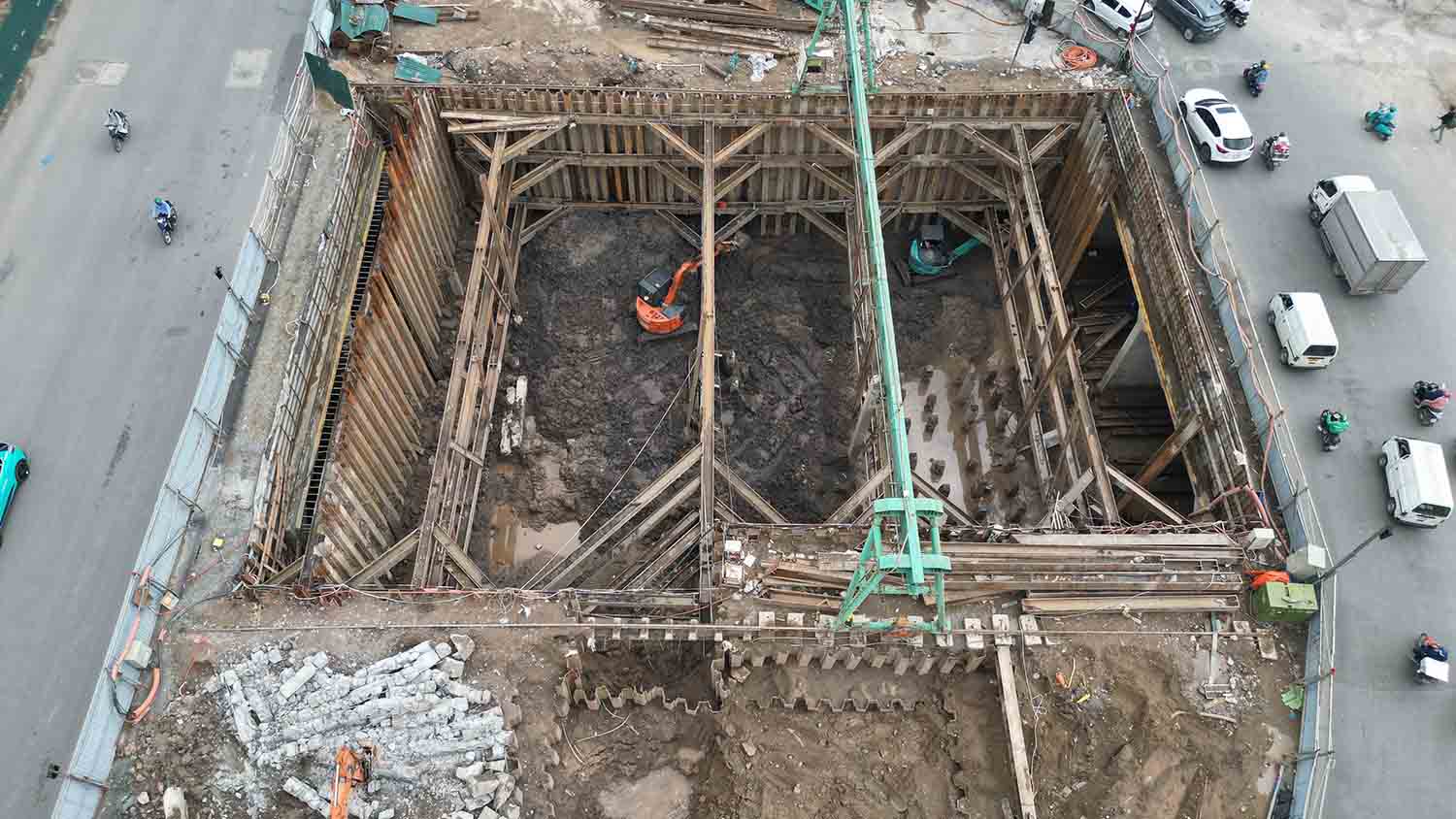 Hiện dự án đang đào, thi công các đốt hầm kín từ HK1 đến HK3 và đường dẫn phía Kim Đồng. Ảnh: Hữu Chánh 