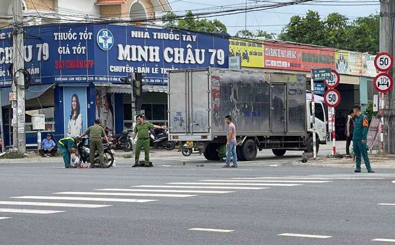 The police are examining the scene to clarify the accident. Photo: Dinh Trong