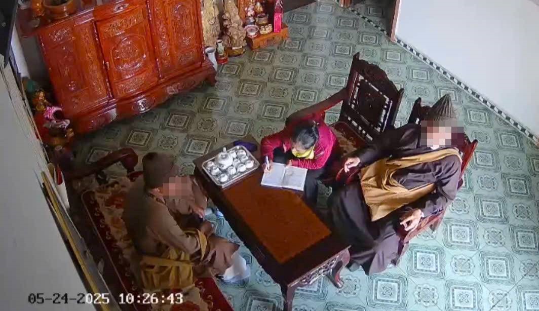 The police agency warned about the situation of impersonating monks to commit fraud. Photo: Lam Hong