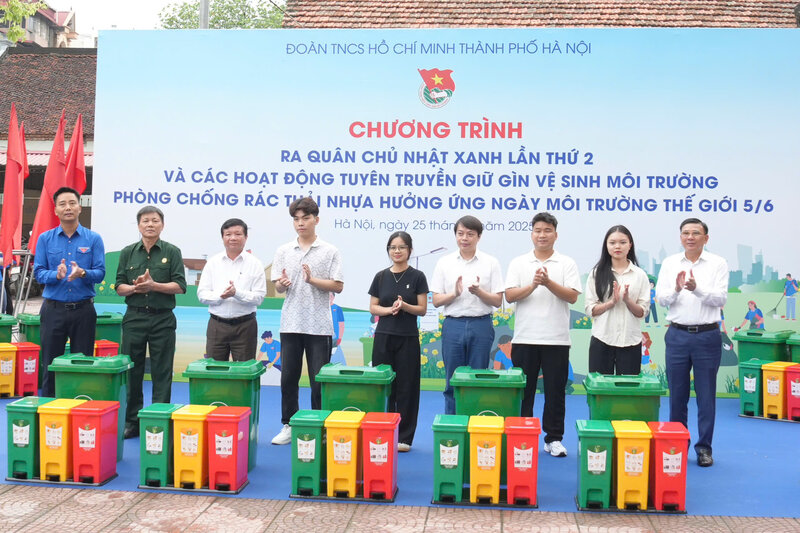 Trao tang cac thung rac phan loai cho cac to dan pho, khu dan cu. Anh: My