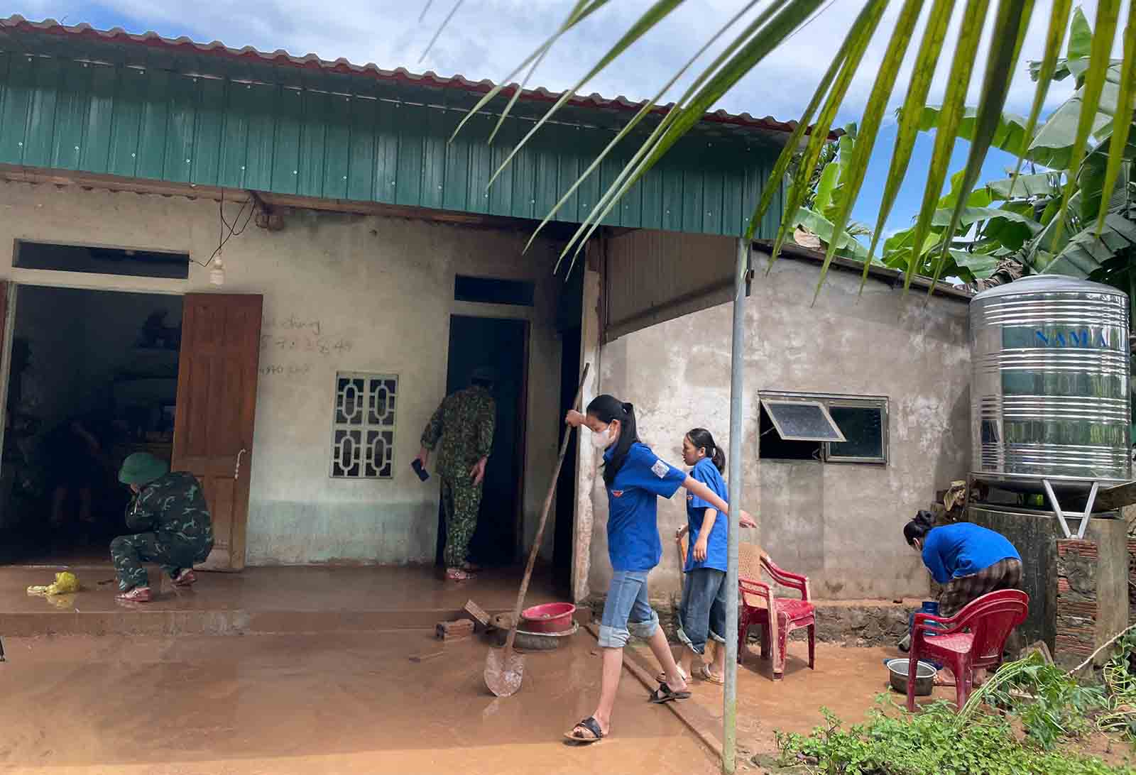 Doan Thanh nien cung bo doi don bun giup nguoi dan. Anh: Duong Tuan.
