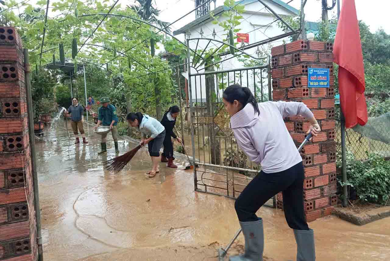 Nguoi dan chu dong don bun dat sau khi nuoc rut. Anh: Duong Tuan.