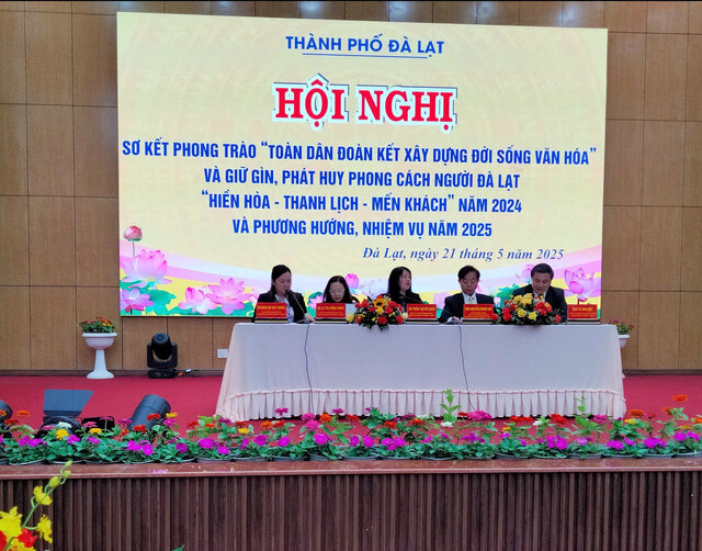 Da Lat City organizo la revision preliminar del movimiento "Todas las personas se unen para construir la vida cultural" en 2024, recompensa 36 colectivos e individuos tipicos. Foto: Lam Duc