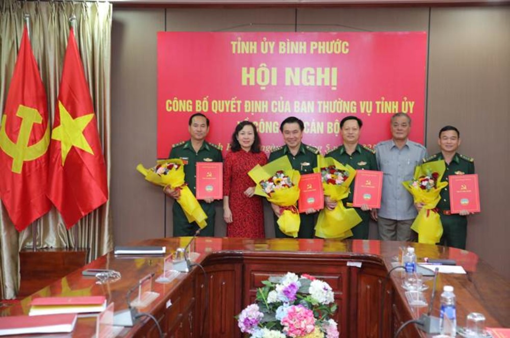 Lãnh đạo tỉnh Bình Phước trao quyết định, tặng hoa chúc mừng các sĩ quan quân đội. Ảnh: tinhuybinhphuoc.vn