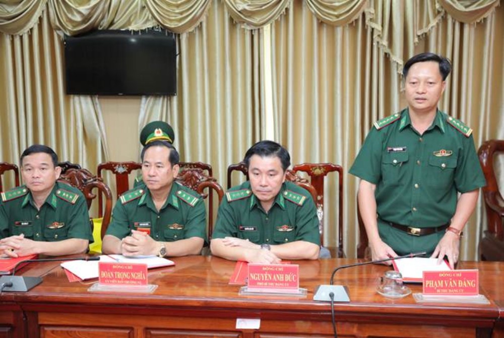 Colonel Pham Van Dang - Secretary of the Party Committee, Political Commissar of the Border Guard of Binh Phuoc province gave a speech accepting the assignment. Photo: tinhuybinhphuoc.vn