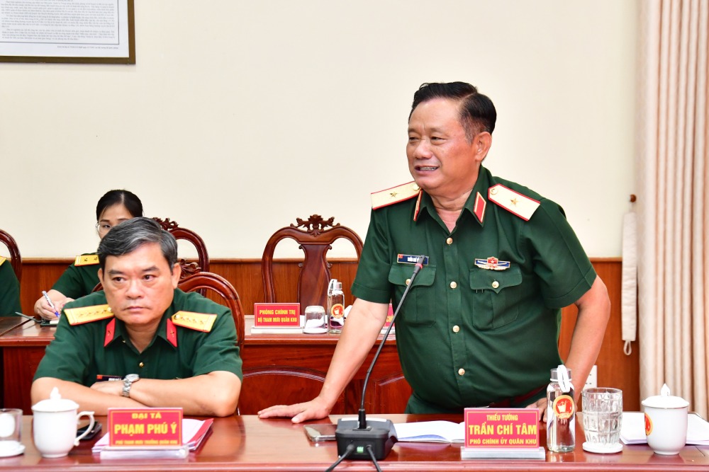 Thiếu tướng Trần Chí Tâm - Phó Chính ủy Quân khu phát biểu tại hội nghị bàn giao. Ảnh: Quân khu 7 