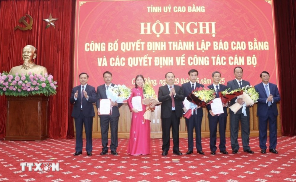 Trao quyet dinh bo nhiem, dieu dong cho lanh dao Bao Cao Bang. Anh: TTXVN