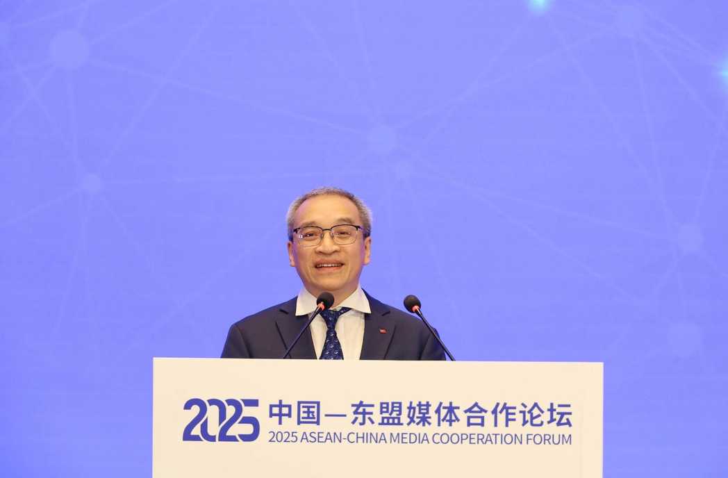 Deputy Minister of Culture, Sports and Tourism Phan Tam spoke at the Forum.