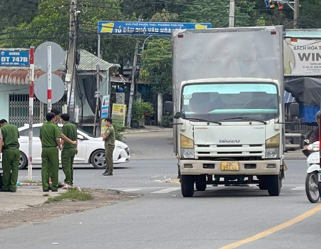 La escena de la cosecha de motocicletas cayo en un camion, causando que los jovenes murieran. Foto: Dinh Trong