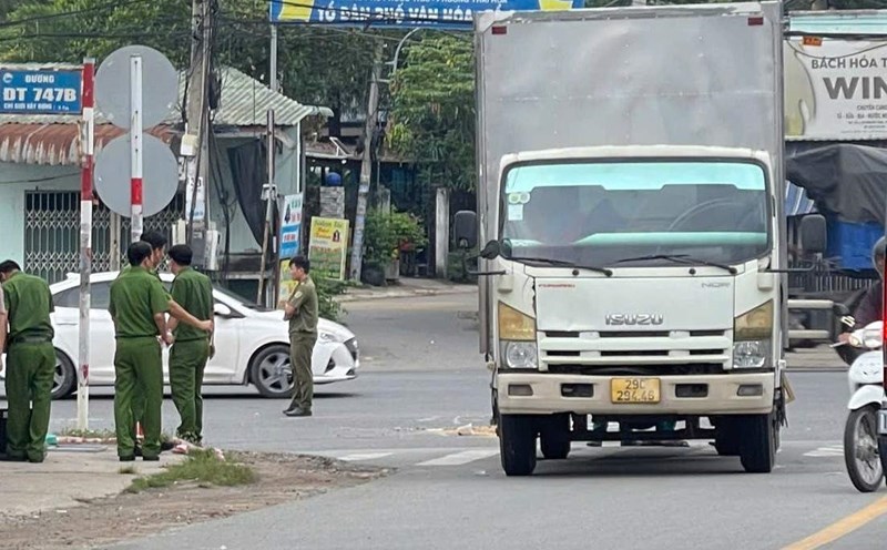 The scene of the motorbike suddenly braking and falling onto a truck, killing a young man. Photo: Dinh Trong