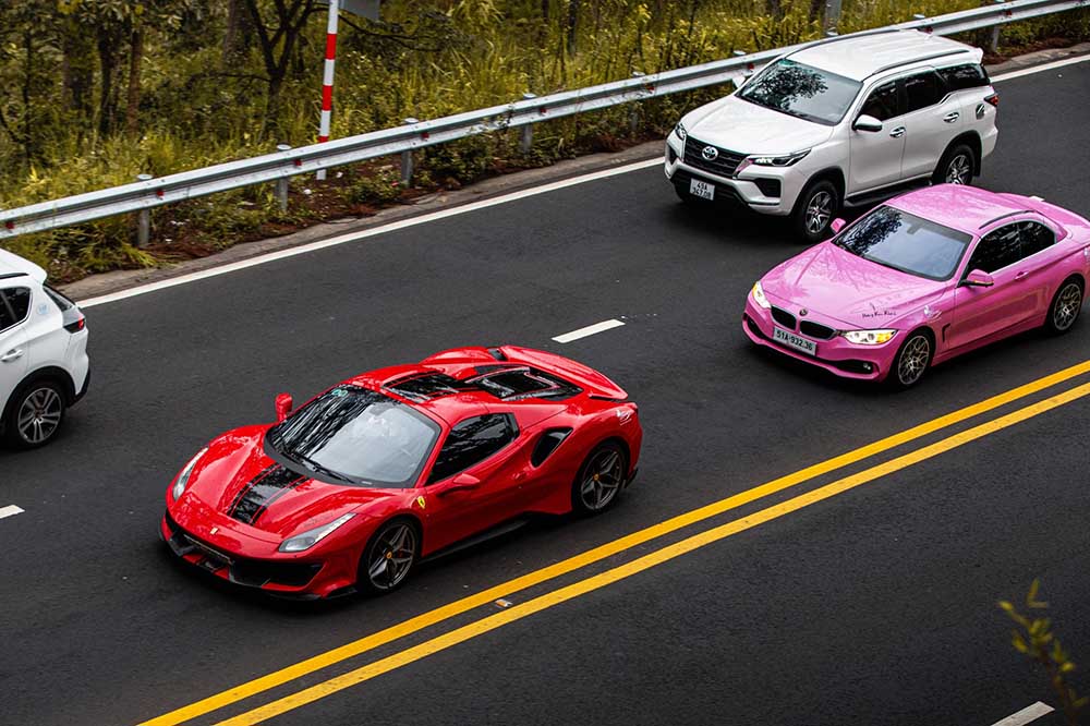 El superdeportivo se mueve a traves de Prenn Pass a la ciudad de Dalat. Foto: Phuc Thanh Le