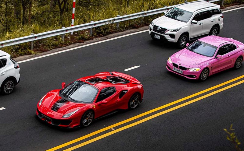The supercar fleet moved through Prenn Pass to Da Lat city. Photo: Phuc Thanh Le