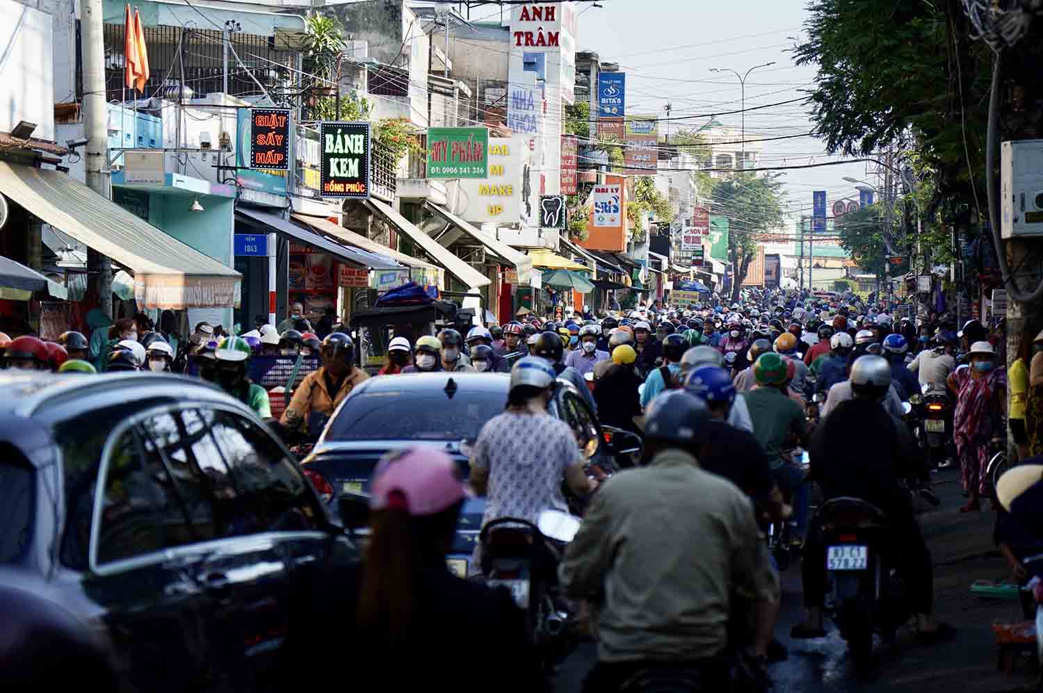 Phuong tien ket cung tren duong Nguyen Van Qua huong nga tu Dinh.  Anh: Anh Tu