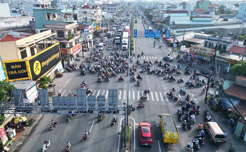 Traffic chaos in the Nga Tu Dinh area (National Highway 1 - Nguyen Van Qua, District 12, Ho Chi Minh City). Photo: Anh Tu