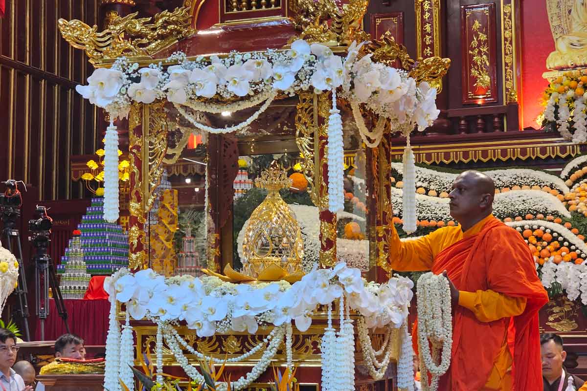 La ceremonia de Nghinh xa loi Buda en Truc Lam Yen Tu Palace. Foto: Doan colgo