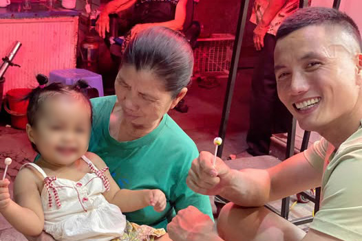 A lovely moment of goalkeeper Dinh Trieu and his daughter. Photo: Character provided