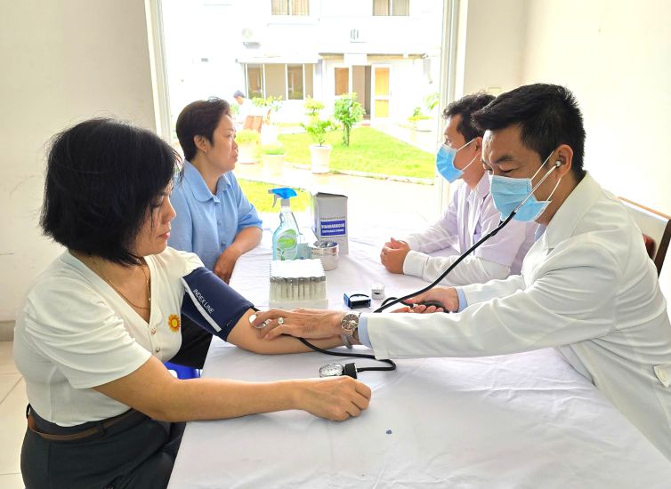 Los miembros y trabajadores del sindicato juvenil son examinados y consultados de forma gratuita. Foto: Indonesia