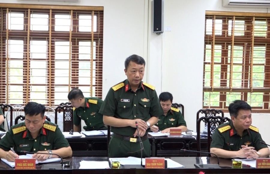 Colonel Dao Toan Thang - Deputy Commander of the Military Command of Tuyen Quang province - reported on the contents of the preparation for the merger between the two provinces. Photo: Military Region 2