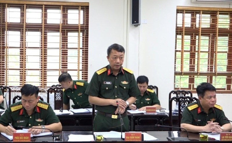 Colonel Dao Toan Thang - Deputy Commander of the Military Command of Tuyen Quang province - reported on the contents of the preparation for the merger between the two provinces. Photo: Military Region 2
