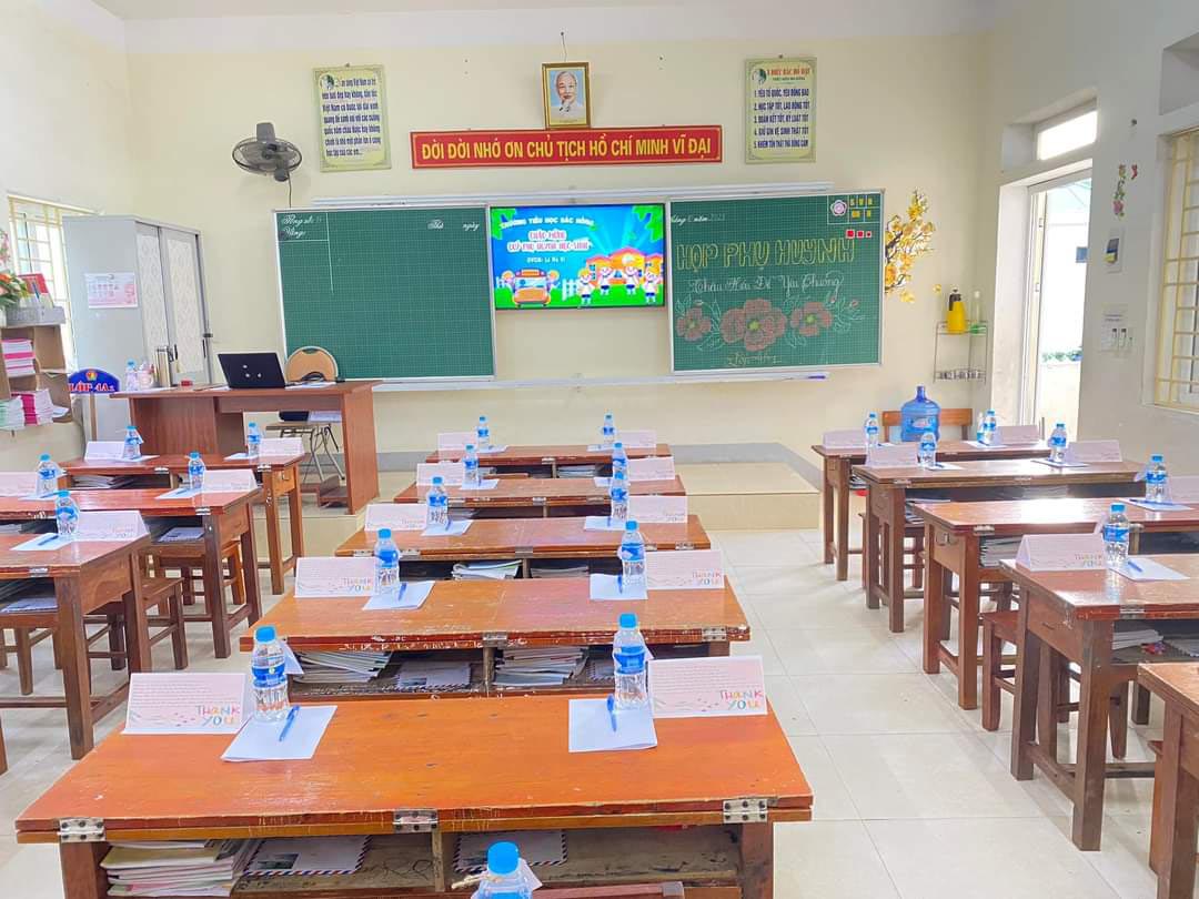 Phòng học được bài trí trang trọng để họp phụ huynh. Ảnh: La Giang
