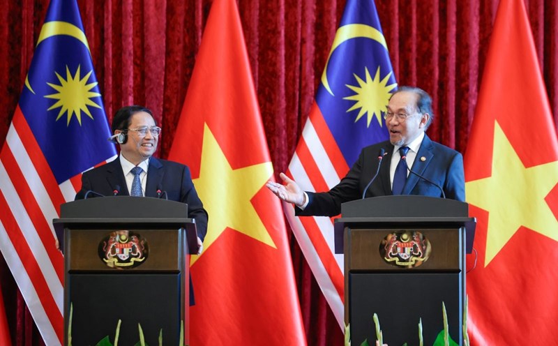 Politburo member, Prime Minister Pham Minh Chinh and Malaysian Prime Minister Anwar Ibrahim at the press conference. Photo: VGP