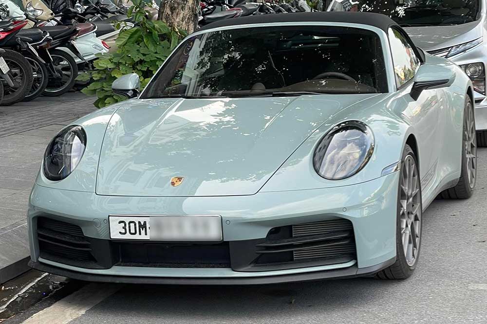 El superdeportivo convertible Porsche 911 992.2 se encuentra en las calles de Hanoi. Foto: ngoc anh le