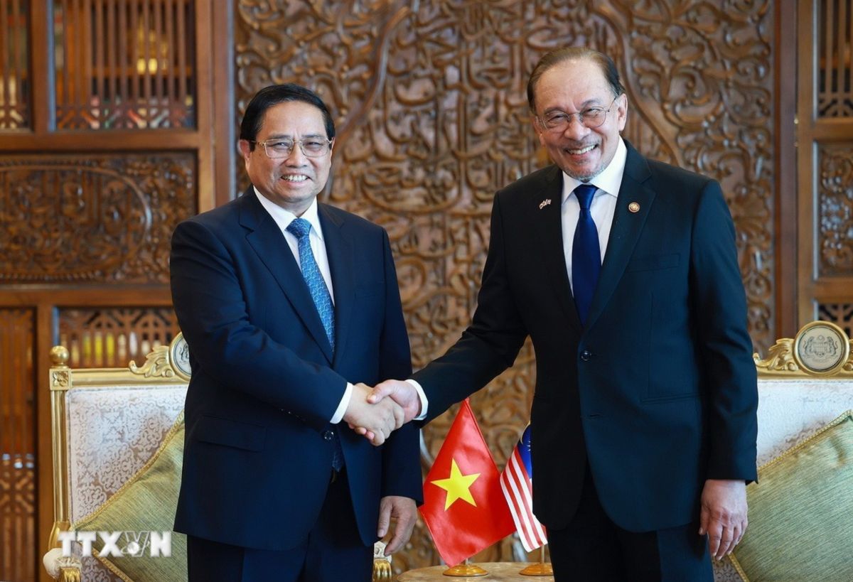 Politburo member, Prime Minister Pham Minh Chinh and Malaysian Prime Minister Anwar Ibrahim. Photo: VNA