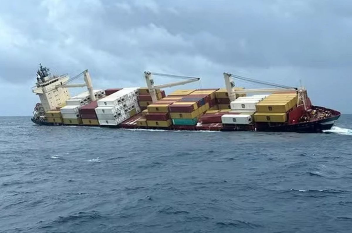 El contenedor MSC Elsa 3 esta en peligro en la costa de Kerala, sur de la India. Foto: Ministerio de Defensa India