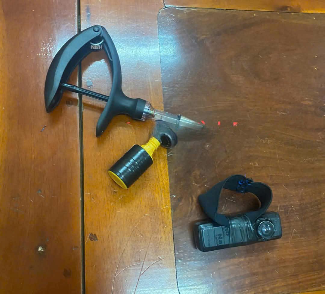 Dụng cụ đối tượng đâm vào đùi 5 học sinh. Ảnh: Công an Bình Dương