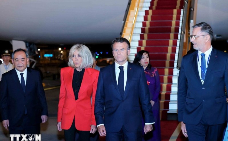 French President Emmanuel Macron and his wife arrived in Hanoi on the evening of May 25. Photo: VNA