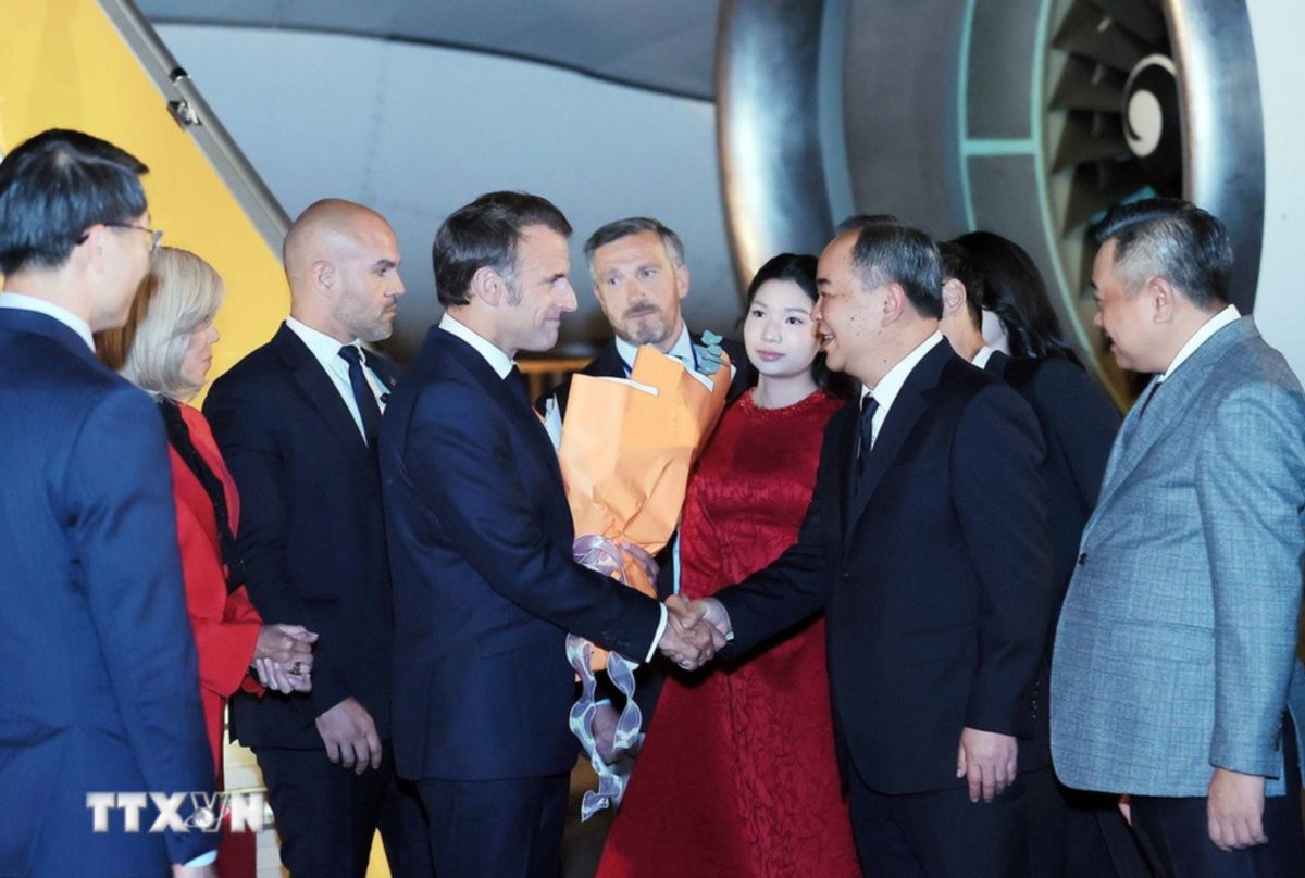 Chu nhiem Van phong Chu tich nuoc Le Khanh Hai don Tong thong Phap Emmanuel Macron va Phu nhan. Anh: TTXVN