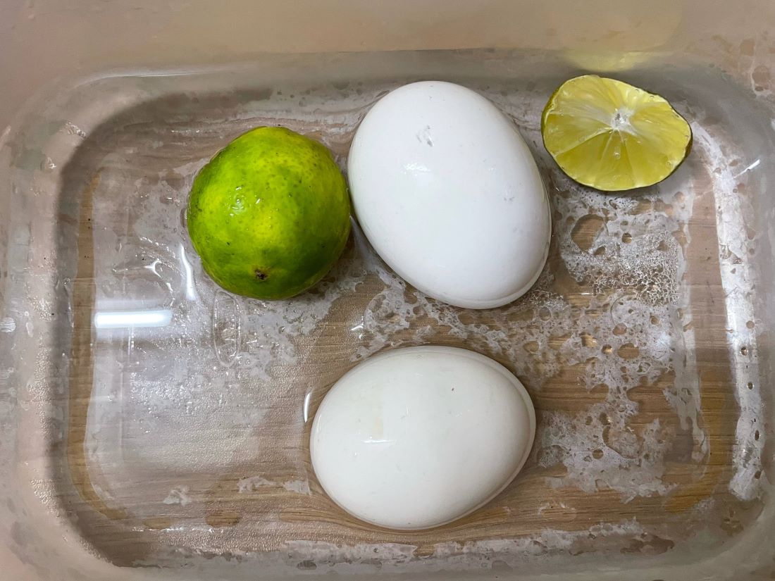 Boiling eggs with lemon will help peel the eggs more easily. Photo: Mai Huong