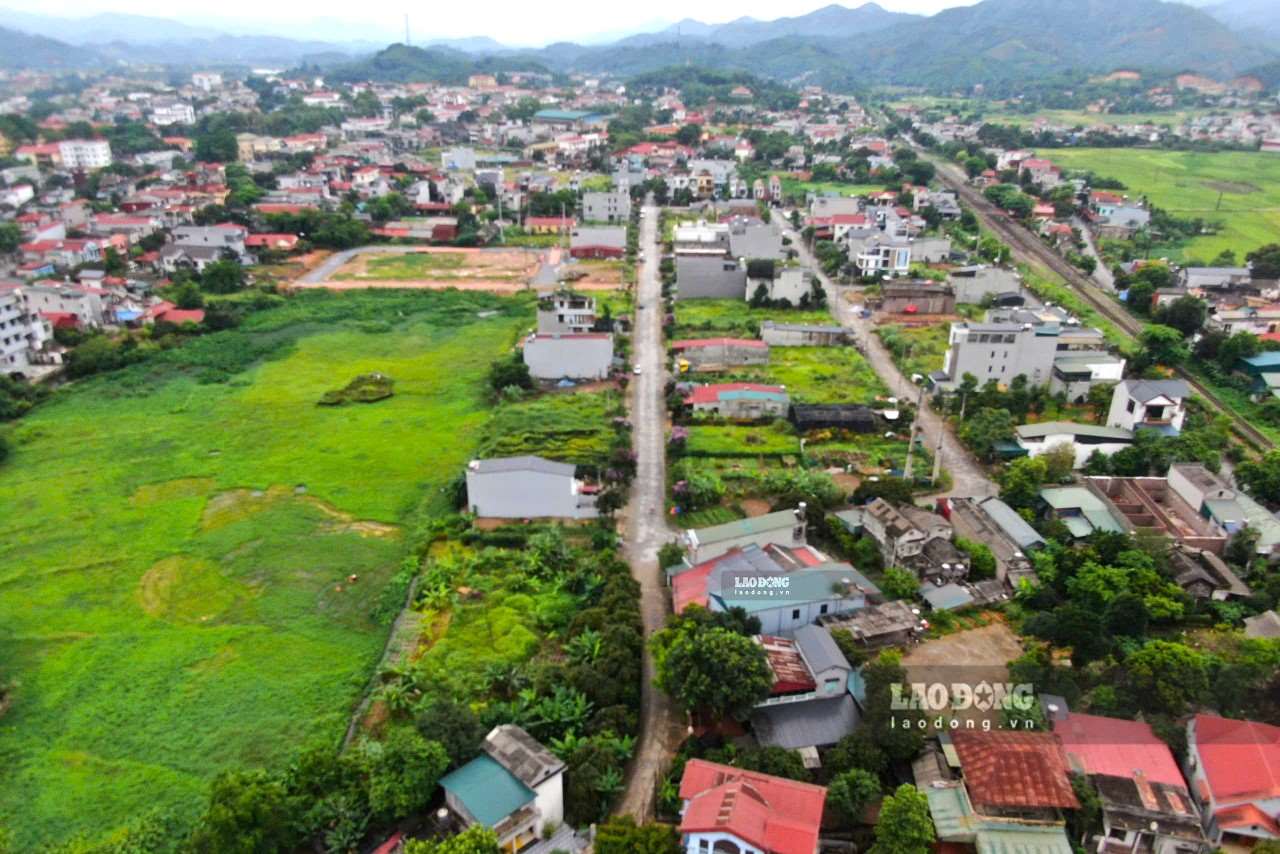The land area at Residential Group No. 8 is planned to build a central market and a people's market in Mau A town. Photo: Van Duc.