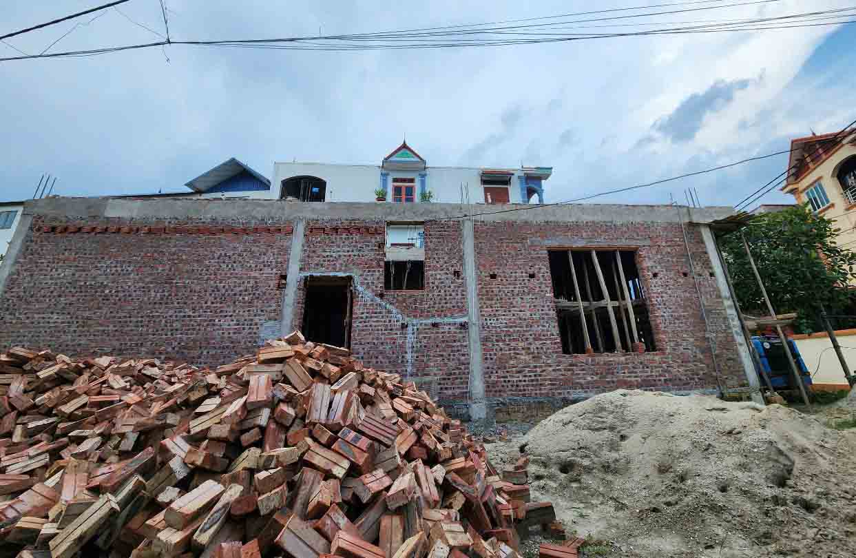 El decreto 105/2025/ND-CP estipula claramente 44 tipos de establecimientos que son obligatorios para comprar un seguro contra incendios y explosiones, de los cuales, edificios de apartamentos y casas colectivas de 5 pisos. Foto: Highlands.