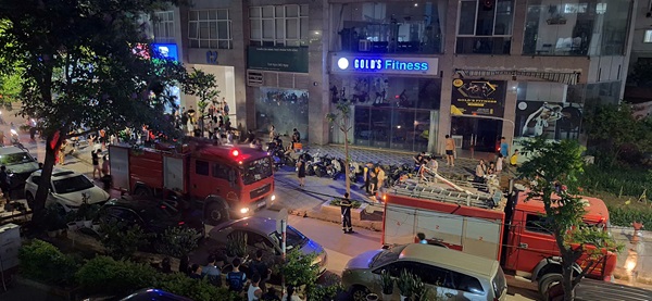 Estampando el fuego en el piso 27 del edificio de apartamentos C2 en 45 minutos. Foto: Duc Cuong