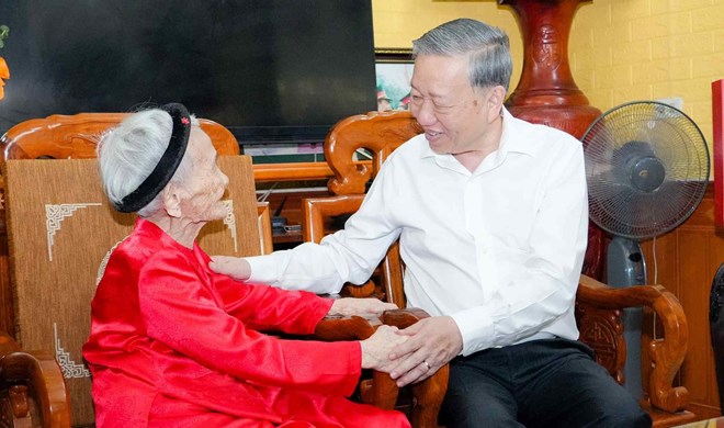 Tổng Bí thư Tô Lâm thăm hỏi Mẹ Việt Nam Anh hùng Lê Thị Sáu (102 tuổi, trú TP Vinh, Nghệ An). Ảnh: Phạm Bằng