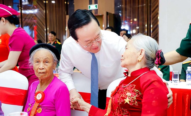 Nghe An Provincial Party Secretary Nguyen Duc Trung expressed his gratitude to Vietnamese Heroic Mothers. Photo: Pham Bang
